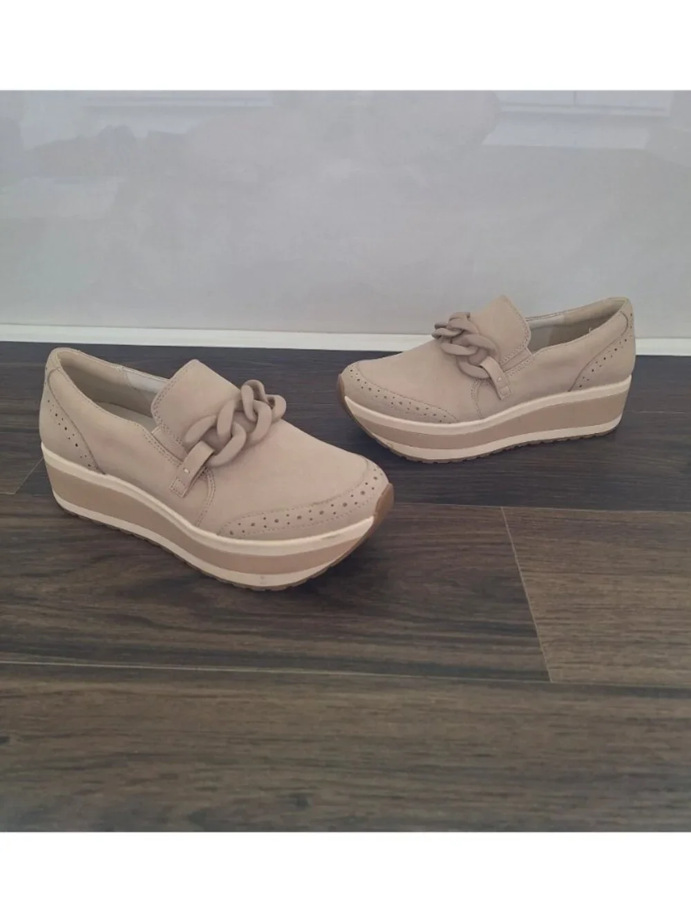 NWOT Dolce Vita Bozlee Platform Slip On Loafers Sneakers Size 8.5 Beige Chain